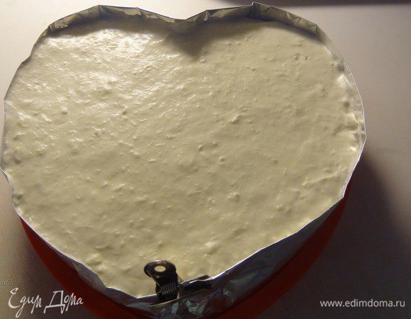 Утром достаем торт и аккуратно вынимаем из формы. Перекладываем на блюдо, на котором будем его подавать. Снимаем фольгу, выравниваем бока.