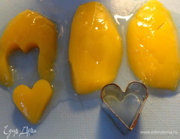 Для украшения я использовала ягоды свежей черники, малины, карамельные сердечки и консервированное манго, из которого при помощи формочки я вырезала сердечки.