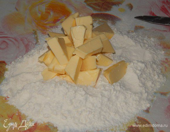 Муку смешать с разрыхлителем,  добавить холодное масло (или кусочками или потереть). Муки может потребоваться больше, тесто должно не липнуть к рукам.