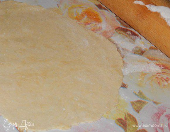 Для удобства можно поделить на куски. Раскатываем.