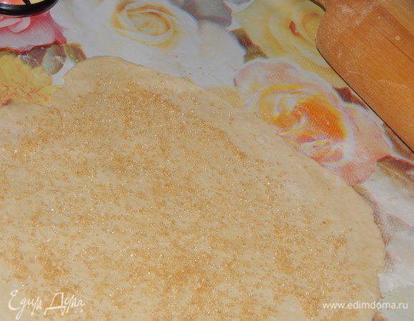 Посыпаем сахаром. Свернуть в рулет. 