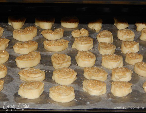 Порезать на кружочки и верх посыпать сахаром. 
Выпекать при 200*С, 15 минут.