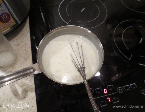 Готовим соус Бешамель. В кастрюльке растопить сливочное масло, постепенно добавить туда муку, мешая венчиком, чтобы не было комочков. Затем также постепенно ввести молоко. Не перестаем работать венчиком! Солим, перчим, добавляем сушеную зелень и мешаем, мешаем, мешаем, пока соус не загустеет до нужной Вам консистенции.