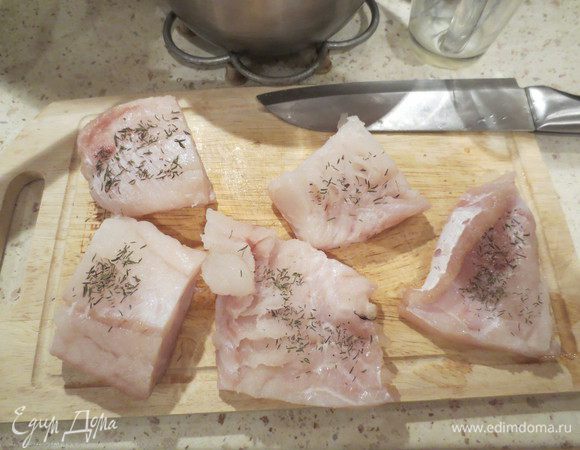 Рыбу режем на порционные кусочки, солим с двух сторон, посыпаем небольшим количеством сушеного тимьяна.