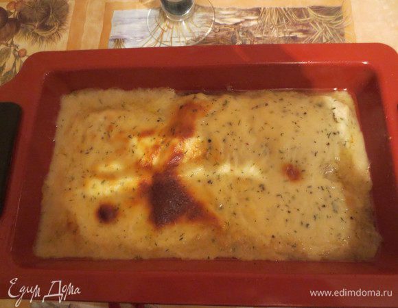 Форму для запекания смазать маслом, выложить на дно грибы с луком, затем рыбу, сверху все залить соусом Бешамель и отправить в духовку на 40 минут. Готовое блюдо достать из духовки, немного остудить и подавать с рисом, отварным картофелем или пюре.
Приятного аппетита!