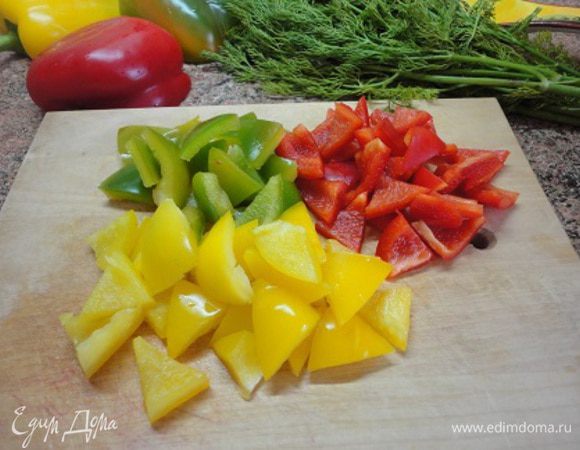 Половинки перцев трех цветов нарезать треугольничками. Укроп нарубить мелко.