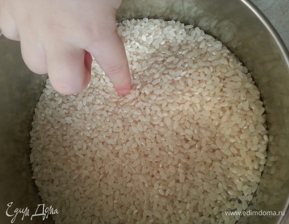 Пропорции риса и воды - 1 (рис):1,7 (вода) по объему. Я беру 160 мл (125 г) риса (мультистакан). Высыпаю рис в сито.