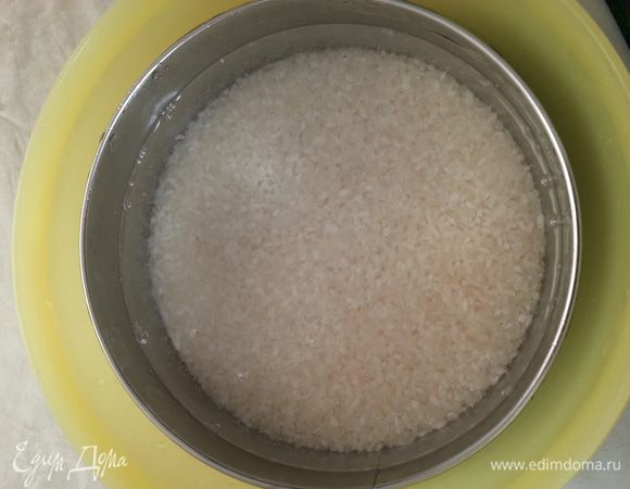 Промываю рис холодной водой. Набираю воды в чашу большего чем сито объема и движениями вверх-вниз промываю, когда вода белеет, меняю ее в чаше (около 5 раз). В интернете читала, что нужно тереть рис руками, тогда крахмал быстрее уйдет, я этого не делаю, т.к. рис можно просто разломить, да и мой объем достаточно легко промыть и так. Когда рис промыт, замачиваем его в холодной воде на 40 минут для набухания, вода должна быть очень холодной.