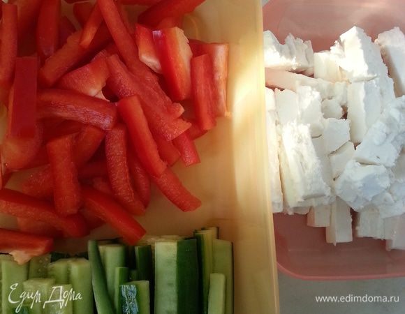 В это время нарезаю начинку. Также смешиваю в маленькой кастрюле ингредиенты заправки: уксус, сахар и соль. Макису (бамбуковый коврик) затягиваю пищевой пленкой с двух сторон, и по бокам соединяю ее.