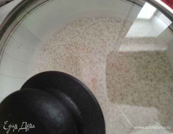 Через 40 минут промываю еще раз рис. Перекладываю его в кастрюлю, заливаю водой комнатной температуры (из фильтра), воды беру из расчета 160 мл. риса *1,7=280 мл. Накрываю прозрачной крышкой с пароотводом. Включаю 2 конфорки (у меня электроплита, если газовая то хватит одной): 1, на которую ставлю рис, на максимальный огонь, 2-я -  на минимальный огонь. После того как рис закипит, переставляю его на конфорку с минимальным огнем, пока он не впитает все воду (связано это с тем, что электроплита после переключения температуры с максимальной на минимальную, будет еще долго нагревать слишком сильно и рис вылезет из кастрюли или пригорит, на газовой плите достаточно убавить огонь до минимального). Крышку открывать нельзя, поэтому проверяем так: придерживая рукой крышку, наклоняем кастрюлю, я уже не проверяю, знаю по времени - это занимает 10-12 минут. После этого убираем рис с плиты и, не открывая крышку, настаиваем его 15 минут.
Когда мы убрали рис с максимального огня, ставим на эту конфорку заправку для риса, нагревать необходимо до полного растворения сахара и соли. Затем убрать с огня.