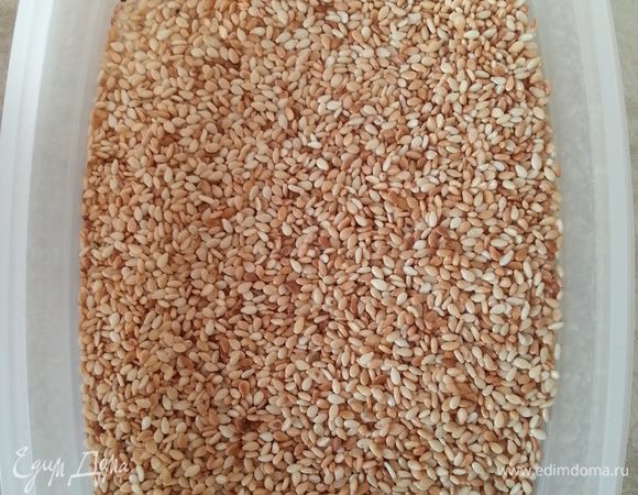 На сухой сковороде обжариваю кунжут.