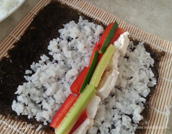 Выкладываем начинку. Свободный край смачиваем водой (опускаем пальцы в воду и ими смачиваем).