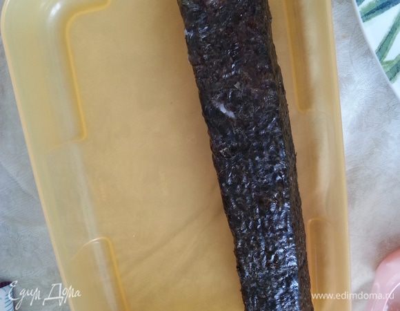 С помощью бамбукового коврика сворачиваем, придавая форму овала, так чтобы потом можно было собрать сердечко. Выкладываем швом вниз.