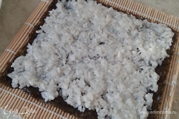 Ролл рисом наружу: на шероховатую поверхность наносим рис, полностью.