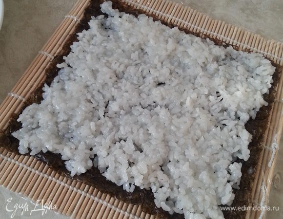 Ролл рисом наружу: на шероховатую поверхность наносим рис, полностью.