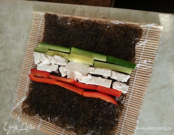 Аккуратно переворачиваем, т.к. коврик затянут пленкой - это очень легко сделать. Выкладываем начинку.