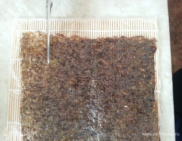 Настоящие роллы делают не из всего листа нори, чтобы не было "загогулины", для это отрезают часть листа 3-4 см сверху.