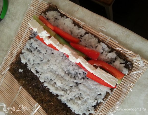 Отрезаем верхнею часть листа, выкладываем начинку, сворачиваем. Когда все роллы готовы, убираем их в холодильник минут на 15 (я в это время убираю посуду).