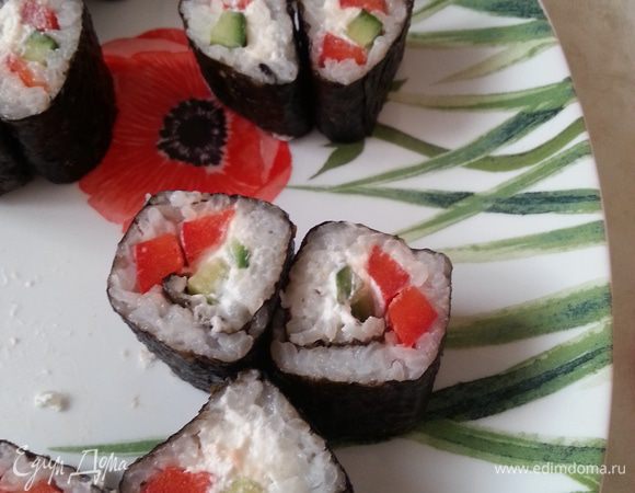 Хорошо заточенным ножом разрезаем ролл сначала пополам, потом каждую половинку на 3 части (мастера разрезают на 4). По мере необходимости вытираем нож бумажным полотенцем.