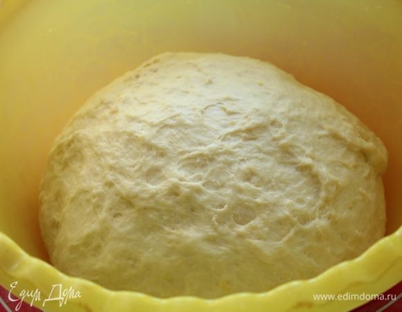 Дрожжи развести в теплом молоке. Смешать муку, сахар, щепотку соли, яйцо, молоко с дрожжами и перемешать. Добавить мягкое масло и замесить тесто.  Оставить на 50-60 минут в теплом месте до увеличения объема в 2 раза.