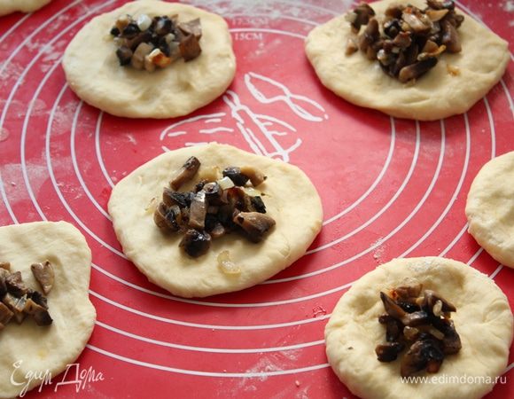 Для начинки: лук и грибы мелко нарезать и обжарить.

Подошедшее тесто разделить на 9-10 частей. Сформировать из каждого кусочка теста небольшую лепешку, выложить 1 ч. л. начинки,добавить сыр и сформировать булочки. 