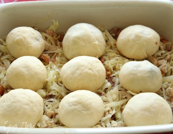 Выложить булочки поверх капусты и оставить на 20-30 минут. 
