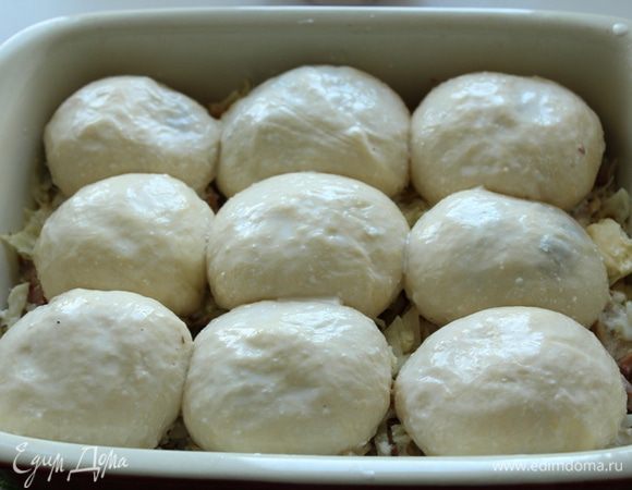 Подогреть немного сливки и распустить в них 1 ст. л. сливочного масла. Перед тем как отправить булочки в  разогретую духовку полить их сливками.

