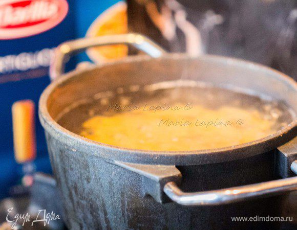 Отварить пасту в подсоленной воде согласно инструкции. В моем случае 12 минут. Сильно пасту не солите, поскольку в рецепте присутствует соленый бекон и фета.