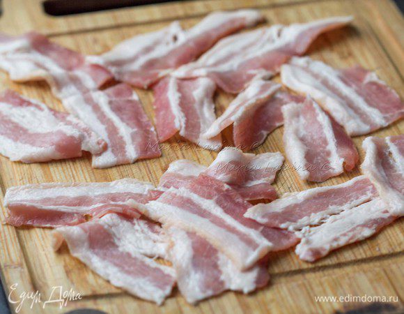 Каждую полоску бекона нарезать на 4 части.