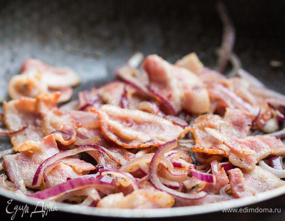 Добавить лук и обжаривать все вместе ещё 3-4 минуты, пока лук не станет мягким. 