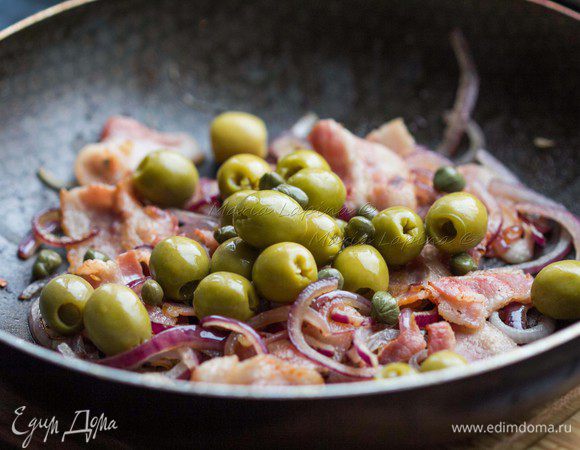 Добавить в сковороду оливки, каперсы, оливковое масло и выключить огонь. 