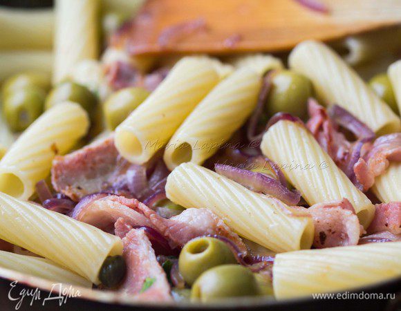 Добавить готовую пасту и 3-4 ст.л. воды из под неё. Перемешиваем пасту.