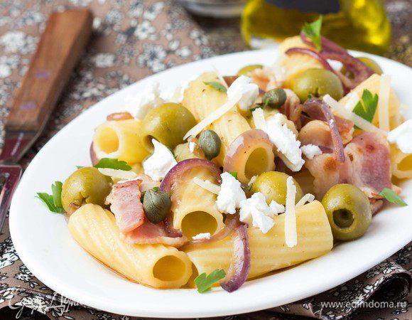 Выкладываем по тарелкам пасту с соусом. Сверху присыпаем натертым твердым сыром, фетой и рубленной зеленью петрушки. 