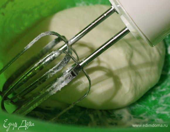 Теперь берем миксер с венчиком и начинаем взбивать наше тесто на высокой скорости 10 минут, пока тесто не станет однородным и начнет отлипать от стенок миски. (если тесто не желает собираться в ком, можно подсыпать муку по чайной ложке, пока не добьетесь нужного результата.)