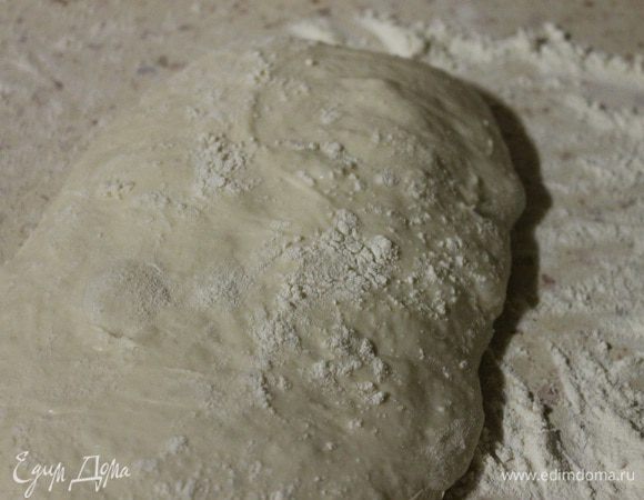 Теперь нужно аккуратно перелить тесто из миски на на стол, густо посыпанный мукой. БОЛЬШЕ НЕ ВЫМЕШИВАТЬ! Потом аккуратно переложить наше жидкое тесто на пергамент, подвернуть концы, если они у вас расползлись. И оставить на 40 минут, прикрыв полотенцем.