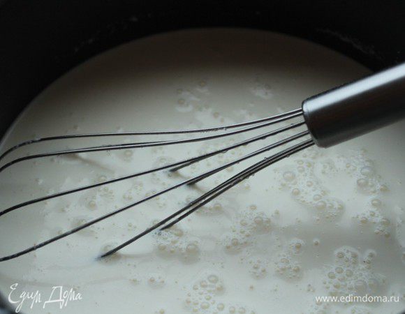 Соединить в сотейнике сливки и молоко, всыпать сахар,  добавить ванильную эссенцию. Поставить на сильный огонь и нагреть. НЕ КИПЯТИТЬ.