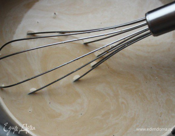 Добавить кофе и хорошо все перемешать.