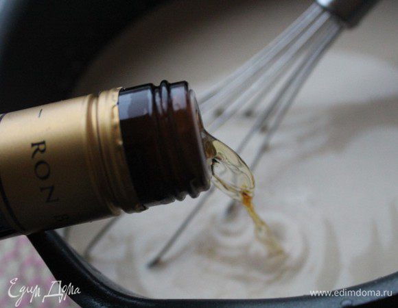 Добавить в сотейник ром и желатин. Дать желатину полностью раствориться.