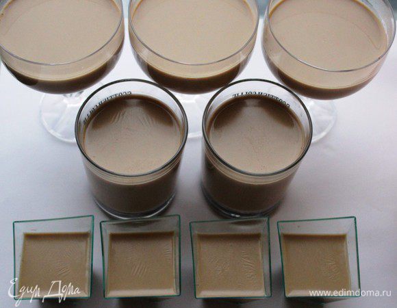 Разлить панна котту по формам, оставив немного места для соуса. Охладить в холодильнике в течение 6-8 часов.