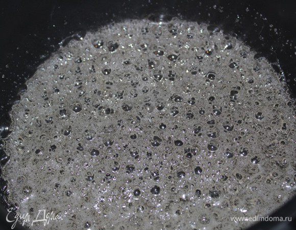 Для  соуса  тоффи в сковороду всыпать  сахар и влить 3 столовые ложки воды. Как только сахар весь намокнет, поставить сковороду на сильной огонь и готовить до приобретения карамели золотистого цвета (мешать не следует, достаточно лёгкого встряхивания сковороды).