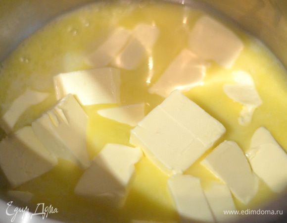 Включить духовку на температуру 190-200 градусов. Сливочное масло отправить в кастрюльку и дать ему растаять. Огонь должен быть средним.