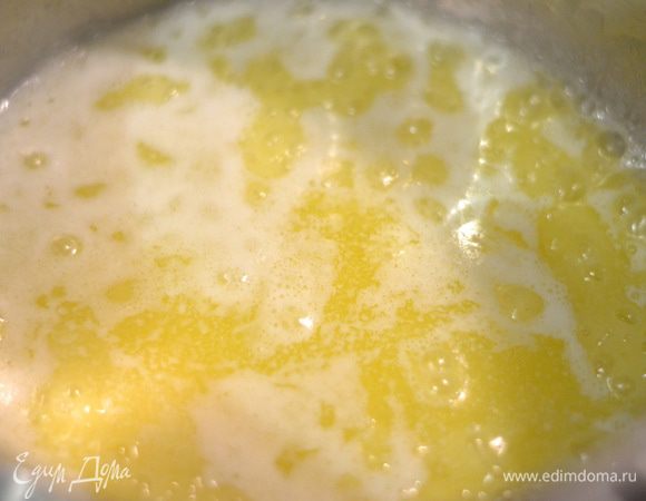 Затем дать ему немного покипеть,чтоб образовалось множество пузырьков,добавить ваниль и дать еще покипеть минут 5, чтобы вы могли услышать легкий аромат ореха,постоянно переворачивая кастрюльку,для того,чтобы  масло не подгорело. Дать остыть.