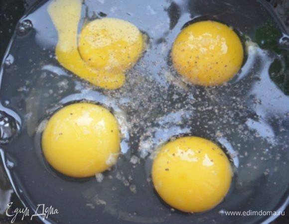 В миске смешать яйца с 1 ст. ложкой холодной воды.
