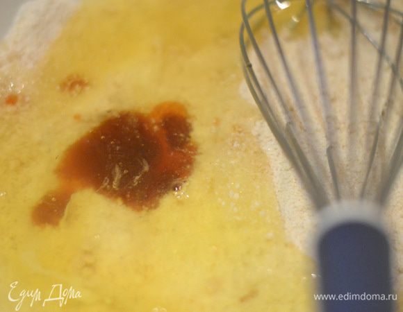 Добавить мед и белки,хорошенько перемешать венчиком до однородности.