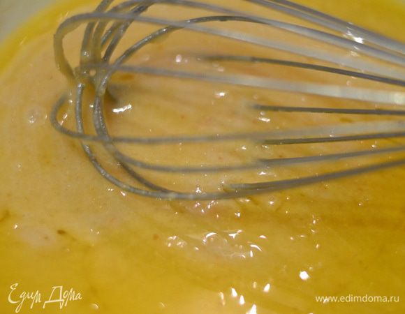 Добавить сливочное масло и все взбить венчиком до однородного и немного жидкого теста.