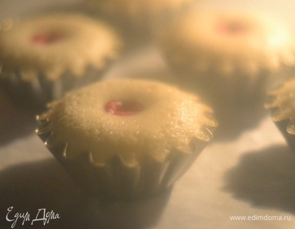 Выпекать финансье около 15-20 минут до красивого золотисто-коричневого цвета.