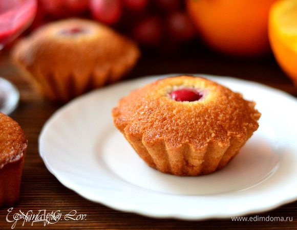 Готовые финансье аккуратно извлечь из формочек,внутрь малинки вылить немного малинового соуса  (http://www.edimdoma.ru/retsepty/64124-tryuffel-pirozhnoe-shokoladnoe-serdtse-truffle-cake-chocolate-heart),