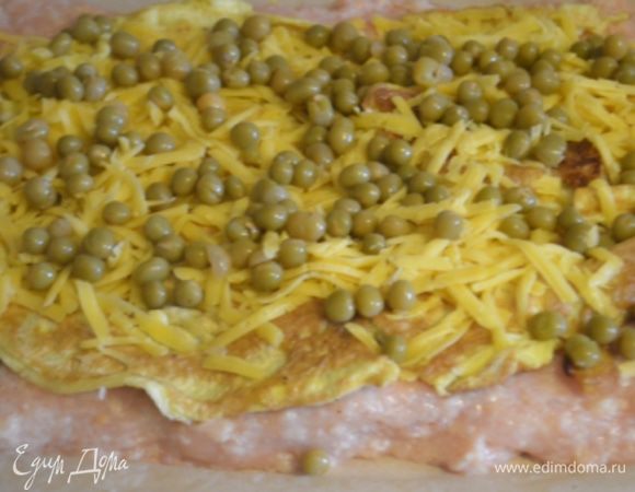 Распределяем тертый сур и горошек.