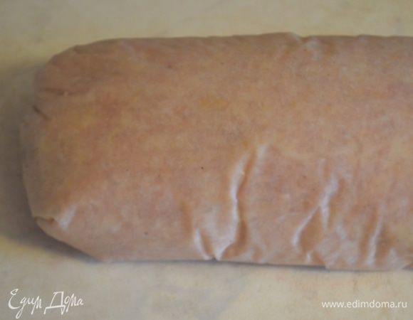 Заворачиваем фарш рулетом так, чтобы он был полностью покрыт бумагой! 