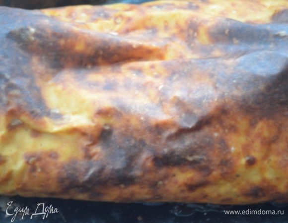 Отправляем в духовку на 1 час при 180 гр, рулет не смотря на наличие бумаги станет румяным! При этом он будет сочным, так как практически все куриные соки останутся внутри! 